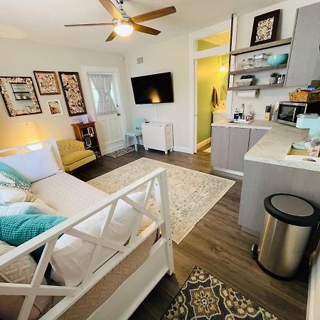 Coastal Chic Suite With Kitchenette And Private Entrance 圣彼得堡 外观 照片