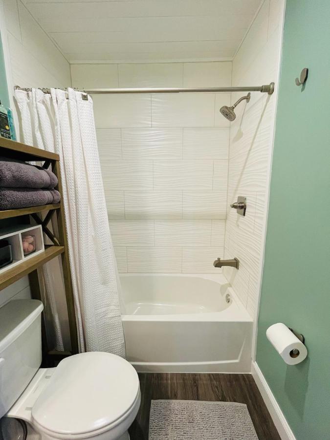 Coastal Chic Suite With Kitchenette And Private Entrance 圣彼得堡 外观 照片