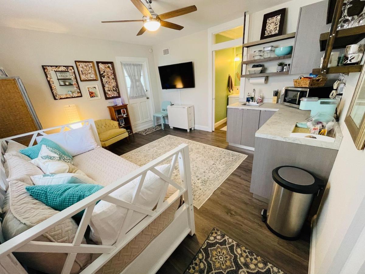 Coastal Chic Suite With Kitchenette And Private Entrance 圣彼得堡 外观 照片
