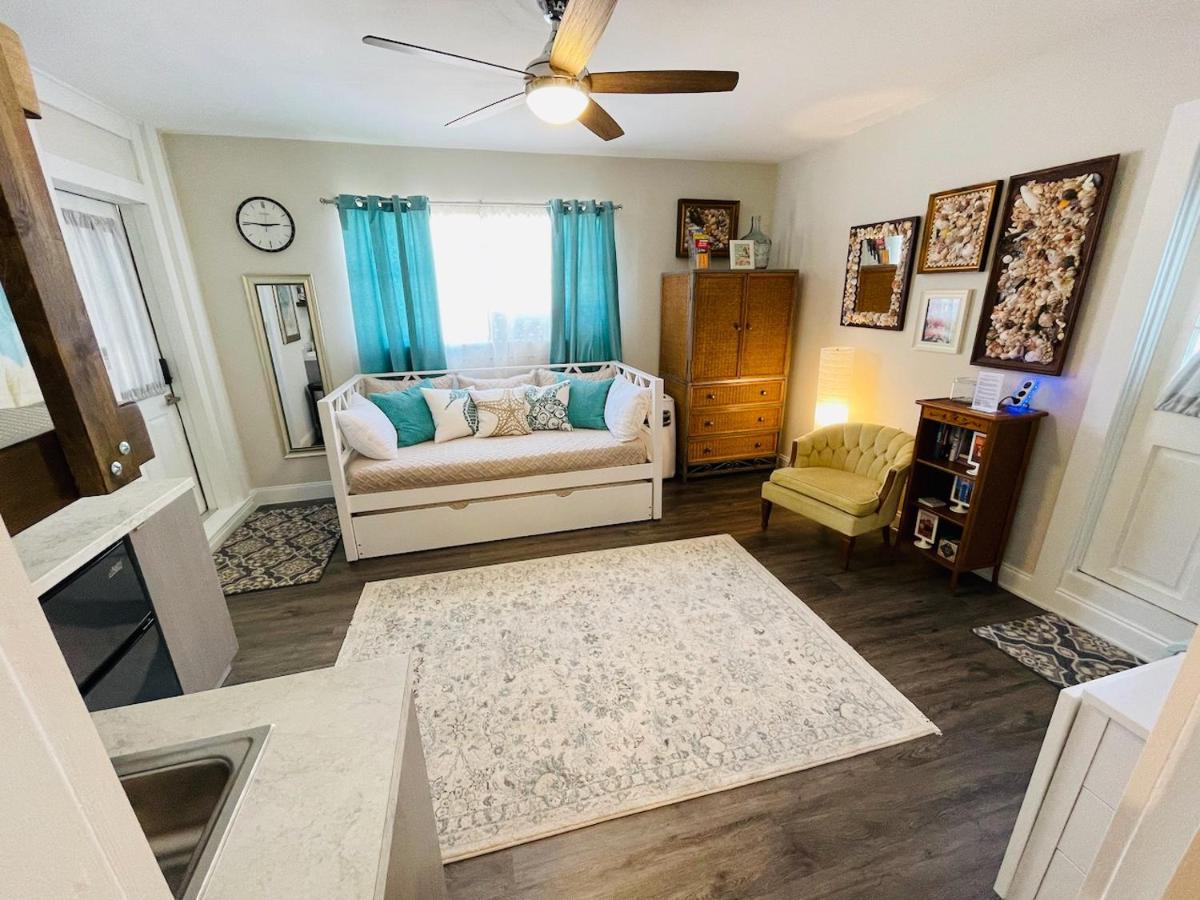 Coastal Chic Suite With Kitchenette And Private Entrance 圣彼得堡 外观 照片