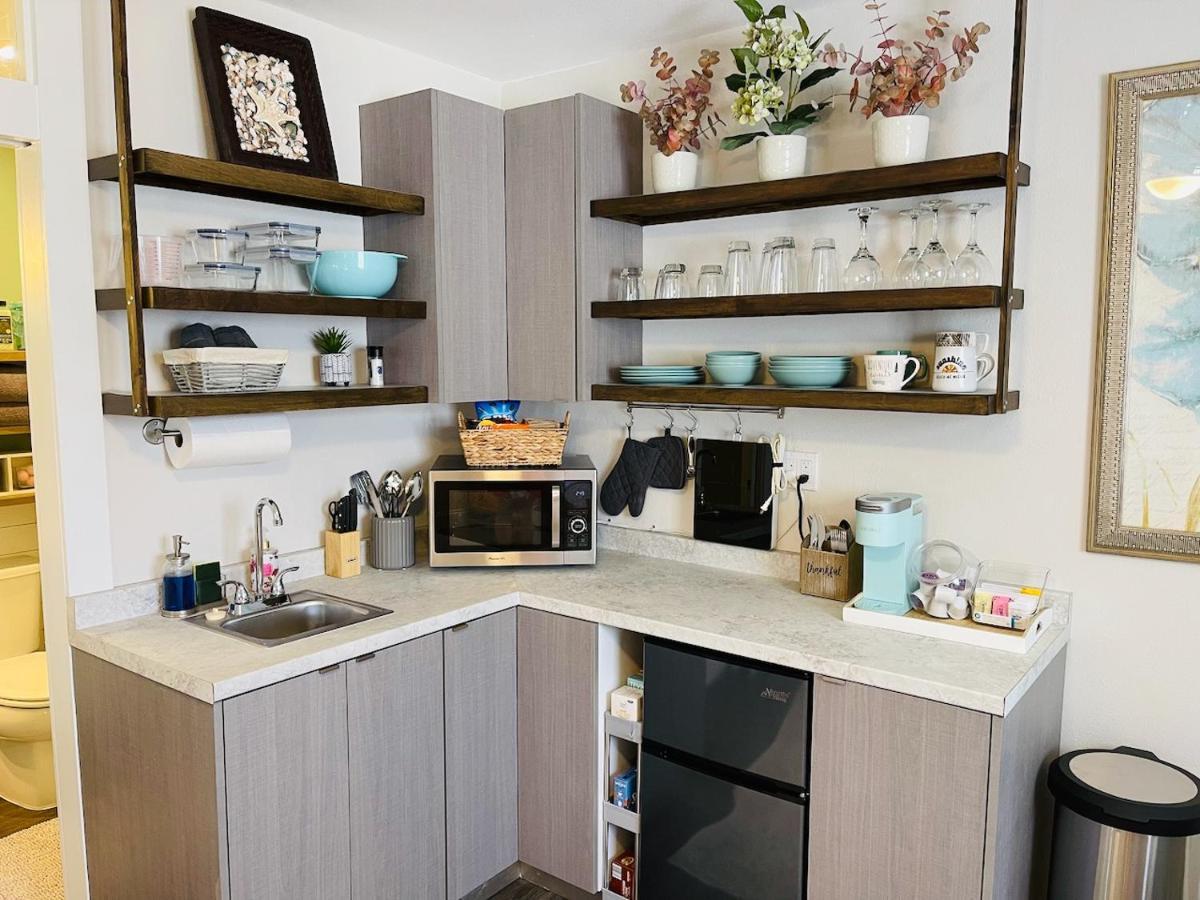 Coastal Chic Suite With Kitchenette And Private Entrance 圣彼得堡 外观 照片